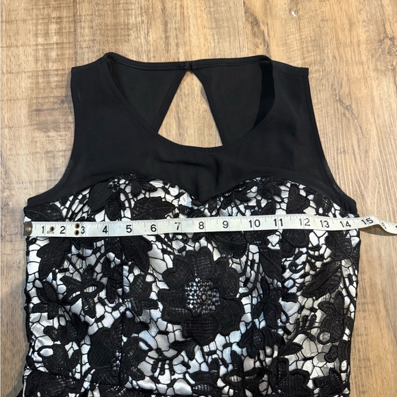 Elegant Black and White Floral Midi Dress - Picture 5 of 6